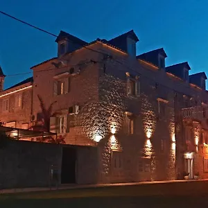 Carol 3*, Trogir Kroatien